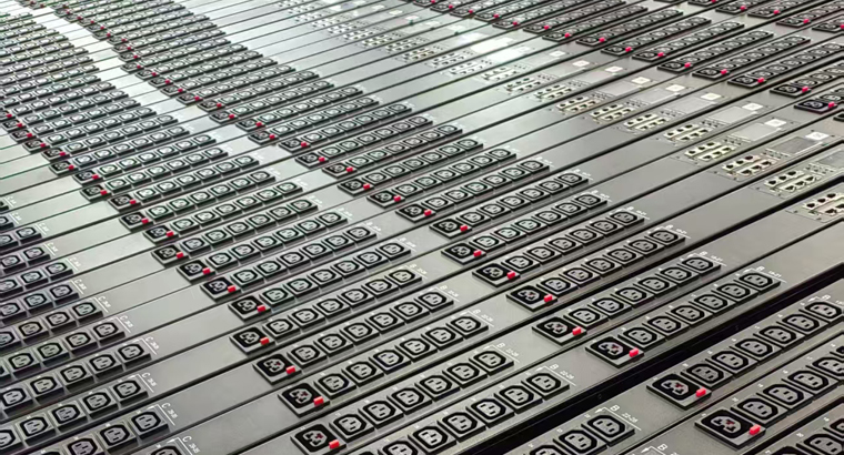 Three Phase 42 or 48 C13C19 Locking Outputs Intelligent PDU with RCM